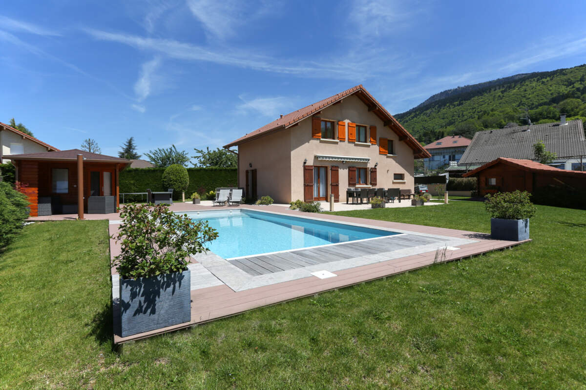 Aménagements extérieurs piscine et terrasse dans le Chablais